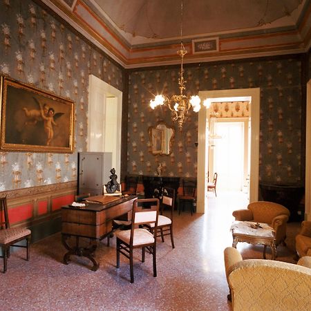 Palazzo Leuzzi B&B Галатоне Экстерьер фото