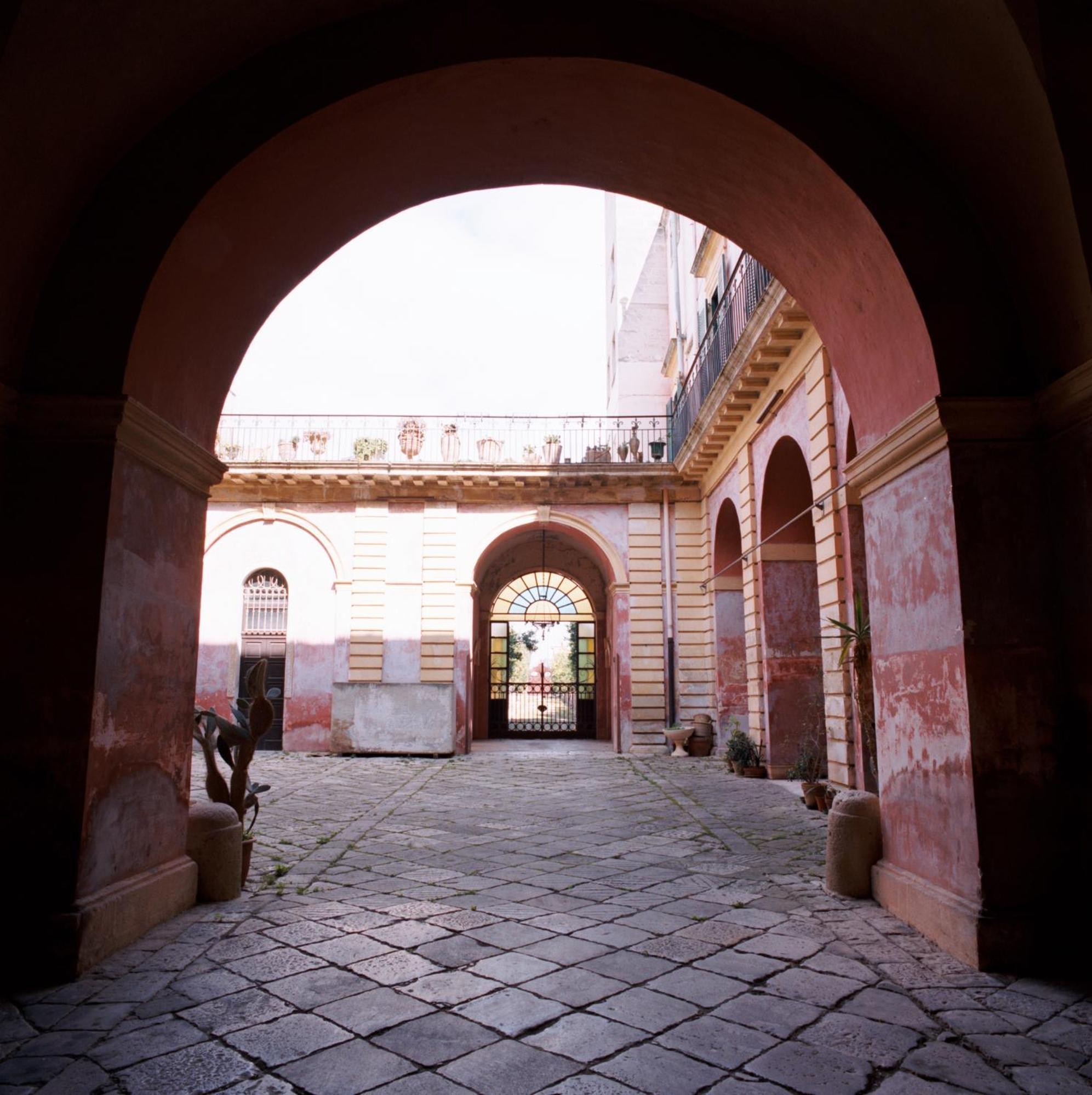 Palazzo Leuzzi B&B Галатоне Экстерьер фото